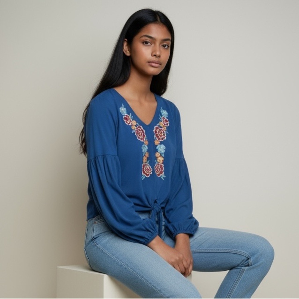 ROCK & ROLL COWGIRL - SIZE XL - BLUE/TEAL CROP TOP WITH FLORAL APPLIQUÉ B13